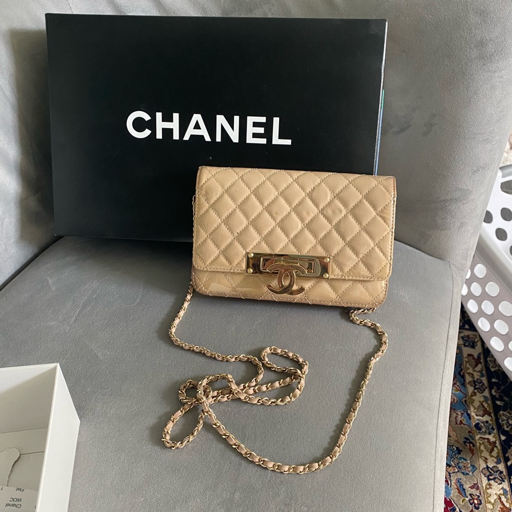 CHANEL Golden Class Wallet On Chain Neutral/Gold hardware